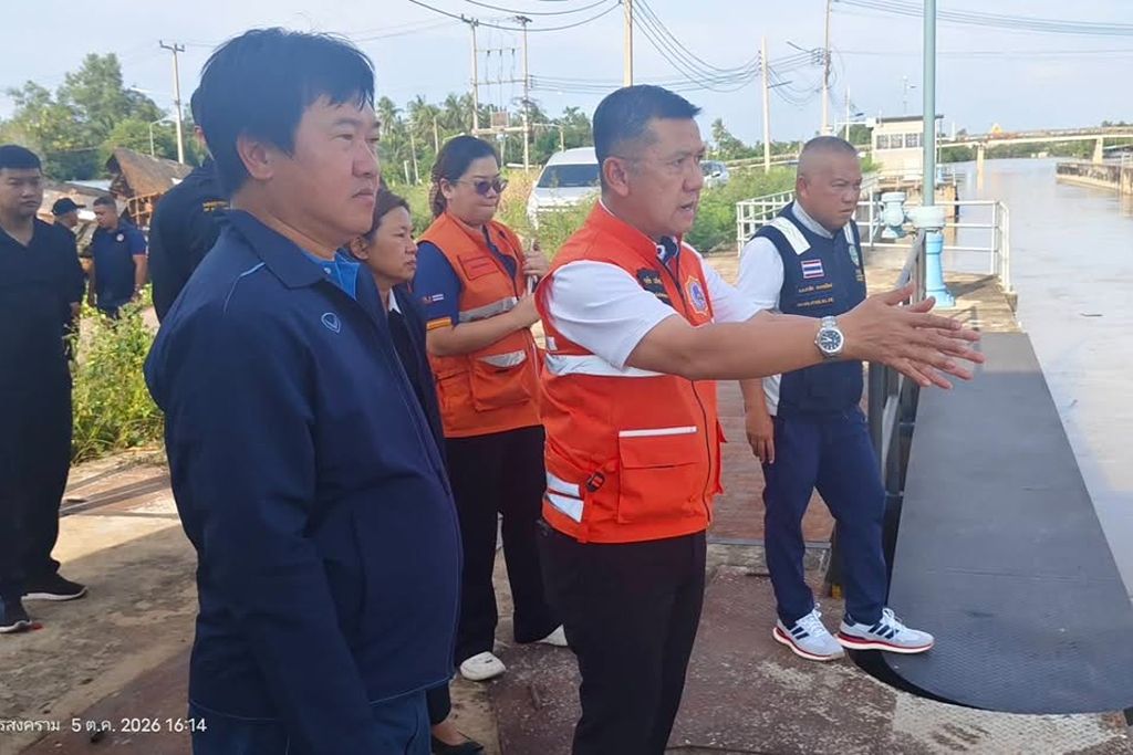 ศรชล.จว.สมุทรสงคราม ร่วมประชุมติดตามสถานการณ์น้ำท่วมในพื้นที่ และตรวจจุดติดตั้งเรือผลักดันน้ำ จาก กองทัพเรือ