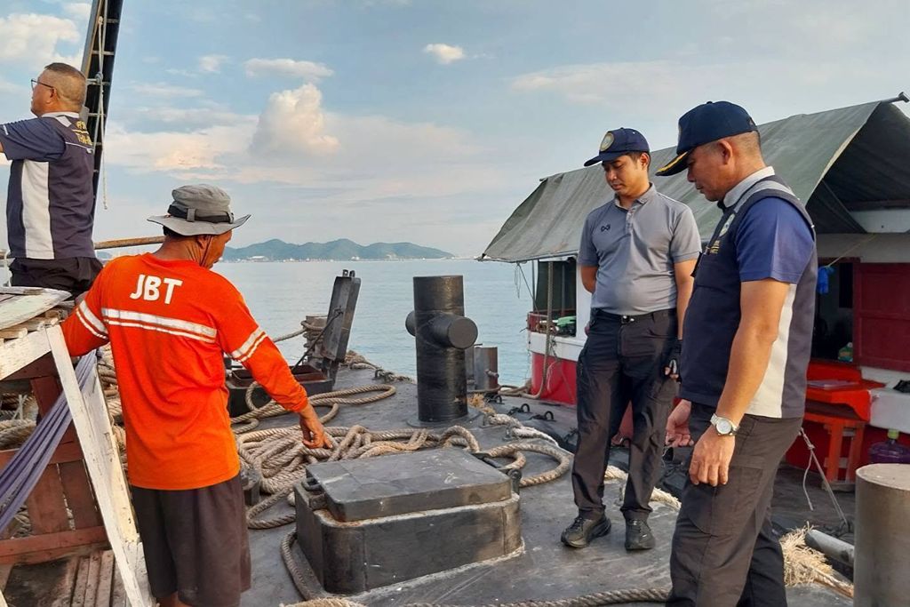 ศรชล/ศคท.จว.ชลบุรี นำเรือ ศรชล 4008 ออกตรวจสอบเรือที่มีพฤติกรรมเสี่ยงกระทำผิดกฎหมาย บริเวณพื้นที่ ท่าเรือแหลมฉบัง - เกาะสีชัง - อ่าวบางละมุง ในพื้นที่รับผิดชอบ