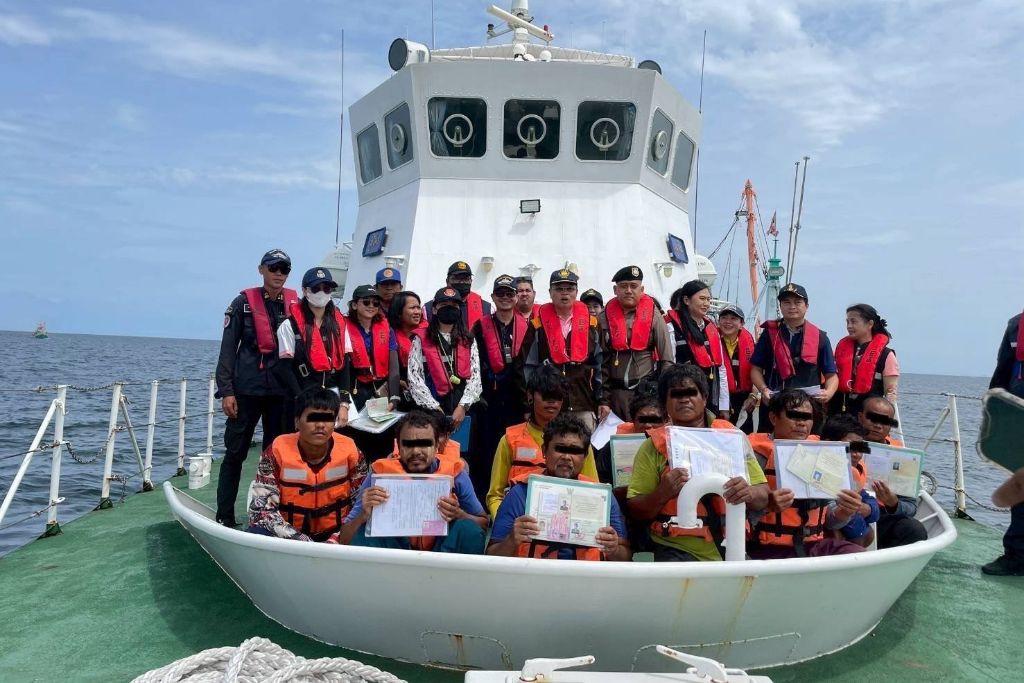 ศรชล.จว.ฉช. บูรณาการตรวจเรือเพื่อจัดการปัญหาแรงงานต่างด้าวและการค้ามนุษย์ด้านแรงงานในเรือประมงในพื้นที่