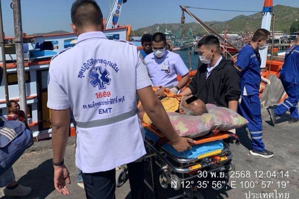 ศรชล.จว.ชบ. และ ศคท.จว.ชบ. ร่วมบูรณาการให้ความช่วยเหลือไต๋เรือป่วยกลางทะเล ขณะที่เครื่องยนต์เรือขัดข้อง เข้ารับการรักษาพยาบาล