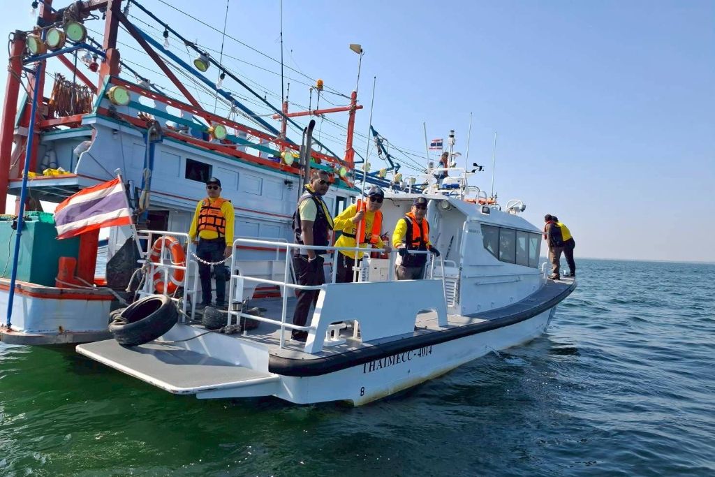 ศรชล.จว.พบ. และ ศคท.จว.พบ. บูรณาการกับหน่วยงานในพื้นที่จังหวัดเพชรบุรี ออกตรวจเรือในทะเล ครั้งที่ 1/2569