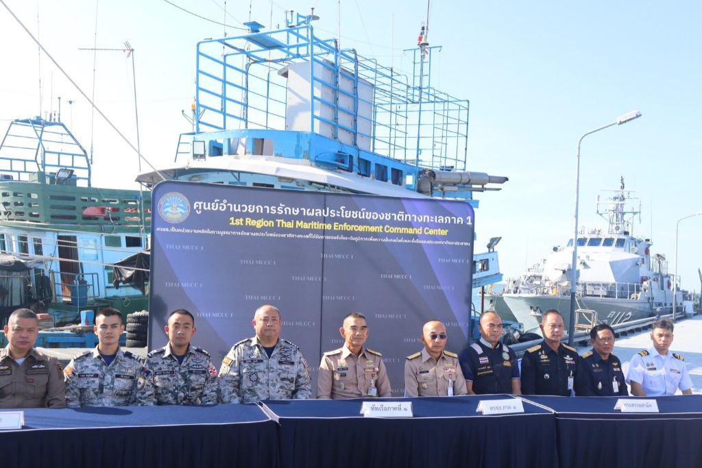 ศรชล.ภาค 1 บูรณาการร่วม ทัพเรือภาคที่ 1 จับกุมเรือลักลอบขนน้ำมันเข้าราชอาณาจักรโดยไม่ผ่านพิธีการทางศุลกากร