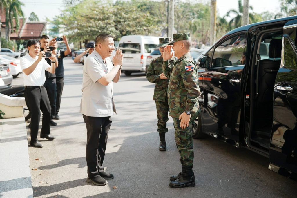 พลเรือเอก ธาดาวุธ ทัดพิทักษ์กุล เลขาธิการ ศรชล. พร้อมคณะผู้บริหารระดับสูงของ ศรชล. เดินทางเข้าเยี่ยมคำนับ ผู้ว่าราชการจังหวัดตราด ในฐานะ ผอ.ศรชล.จว.ตราด