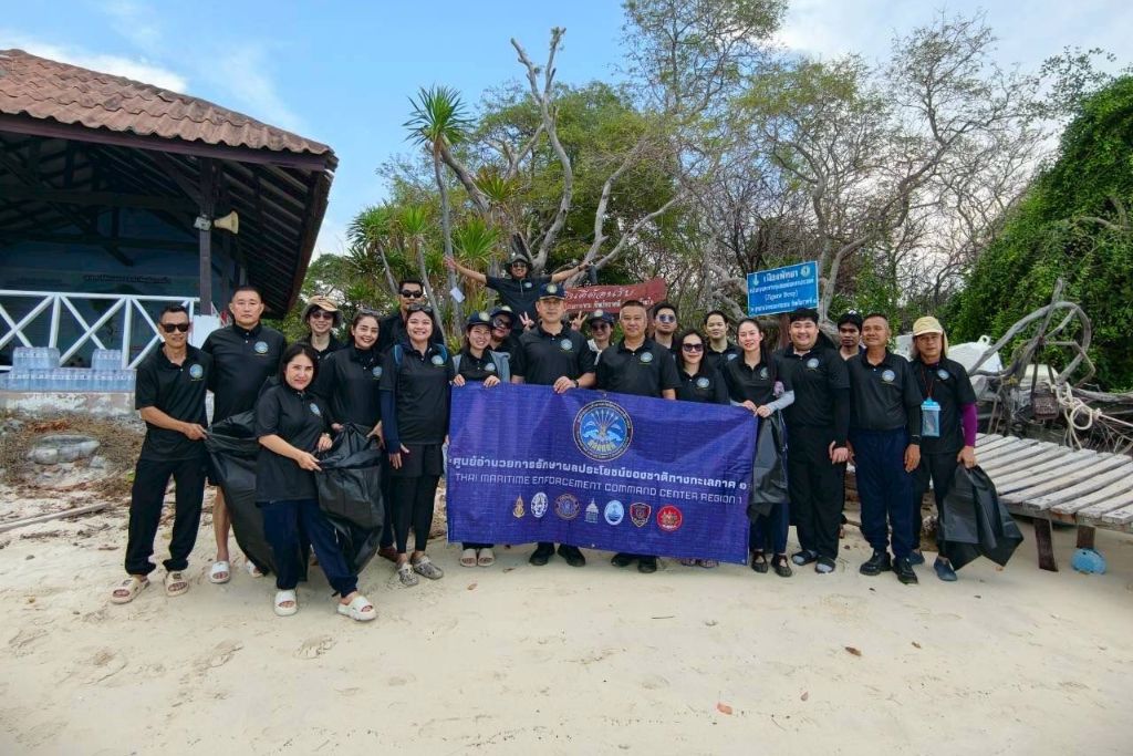 ศรชล.ภาค 1 จัดกิจกรรมเก็บขยะชายหาด เนื่องในวันคล้ายวันสถาปนา ศูนย์อำนวยการรักษาผลประโยชน์ของชาติทางทะเล
